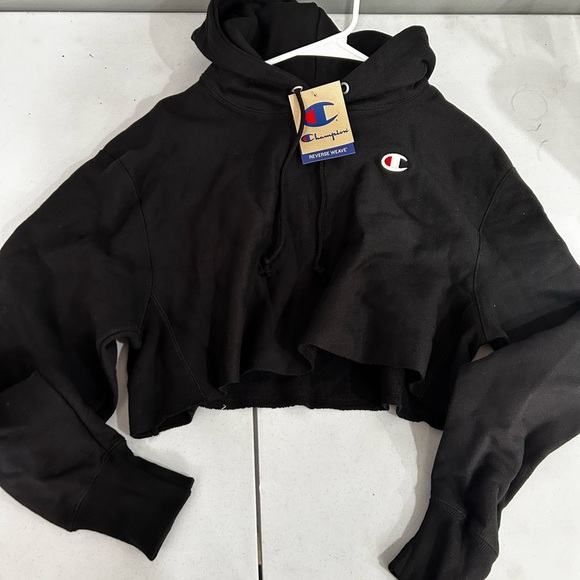 Cropped Champion Black Reverse Weave Hoodie NWT - Picture 2 of 5